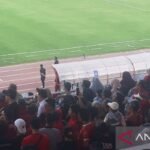 Pratama Arhan Memantau Laga Semen Padang vs. Persik